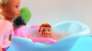 Видео с куклами Барби и Штеффи Девочка Настя нянчит маленькую сестренку