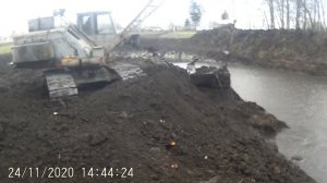 Работает экскаватор драглайн