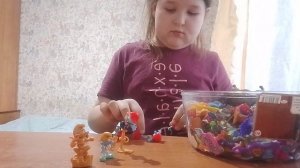 показываю игрушки из дедство
