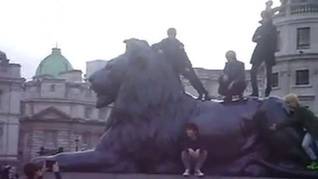 111102 SHINee in Tragalar Square posing on top of the Lion, London смотреть онлайн
