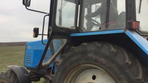 ДЕВУШКА ЗА РУЛЁМ ТРАКТОРА МТЗ-892