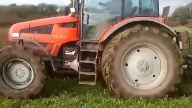 Трактор МТЗ Беларус 1523.4 с пятикорпусным плугом в поле смотреть онлайн