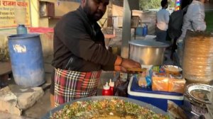 Знаменитая индийская уличная еда Бхурджи в Чоту Бхаи, Дели