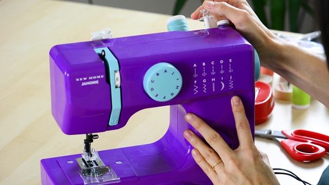 Winding the bobbin on the Janome Derby Line смотреть онлайн