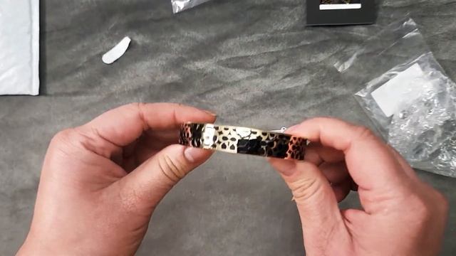 Unboxing Coach Signature Enamel Huggie Earrings and Signature Enamel Bangle Bracelet смотреть онлайн