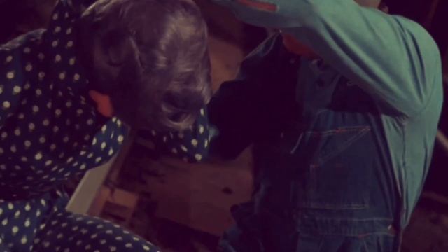 Batgirl - Train Tracks смотреть онлайн