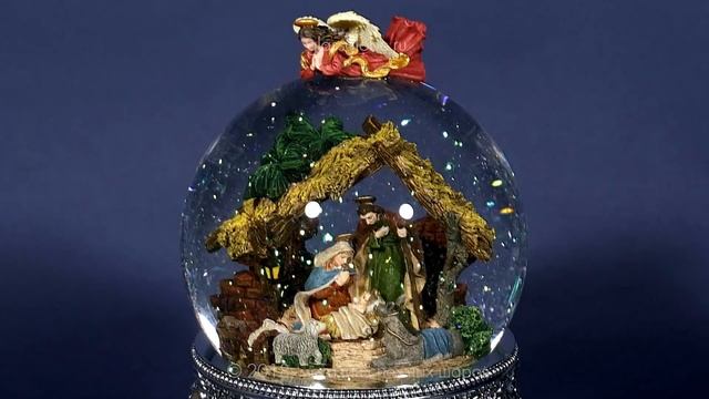 Новогодний стеклянный шар со снегом "Рождественские ясли" смотреть онлайн