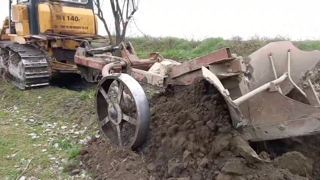 БУЛЬДОЗЕР Т-140 НА ОБЫЧНЫХ ГУСЕНИЦАХ С КАНАЛАКОПАТЕЛЕМ ВОТ НА ЧТО СПАСОБЕН ..!!!