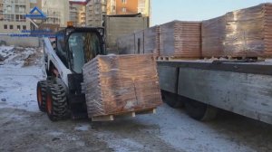 Минипогрузчик BobCat с паллетными вилами