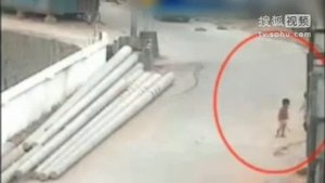 В Китае раздавил двух детей  18