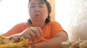 Готовлю обед и дрожжевые блинчики.