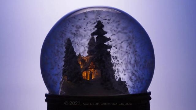 Снежный шар "Домик в лесу" с мелодией "Тихо падает снег" смотреть онлайн
