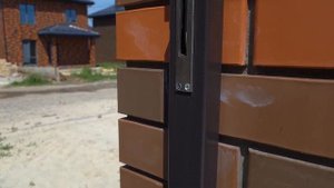 Забор с кирпичными столбами и секциями жалюзи