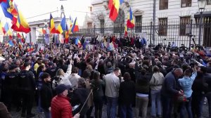 В Румынии прошли акции сторонников К. Джорджеску, которого не допустили к новым выборам президента.