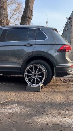 Volkswagen Tiguan на примерке дисков в 18-ом диаметре