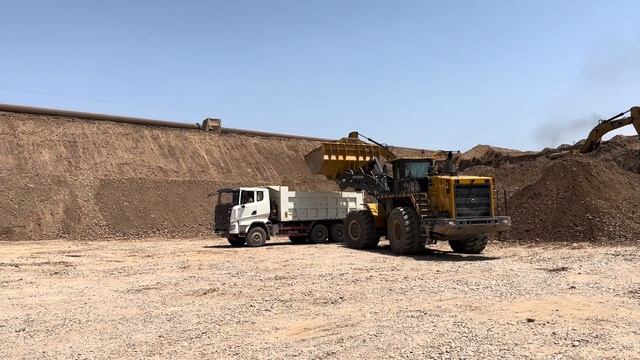 XCMG wheel loader LW1200KN is under construction in the mine, full of power! смотреть онлайн