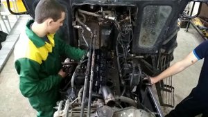 Славик и Димон снимают головку на МТЗ-82