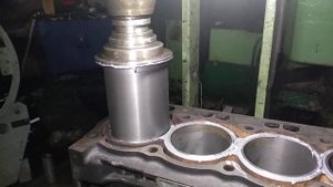 Наш вариант гильзовка блока цилиндров Perkins 1104 (Caterpillar)