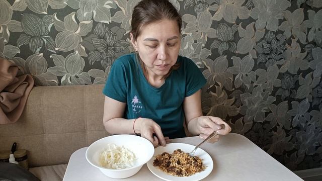 Мукбанг Плов луковый салатик.