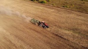 Едет трактор в поле