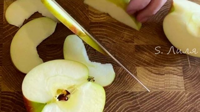 Два яблока, вишневый джем и простое тесто на кефире это вкусный открытый пирог.