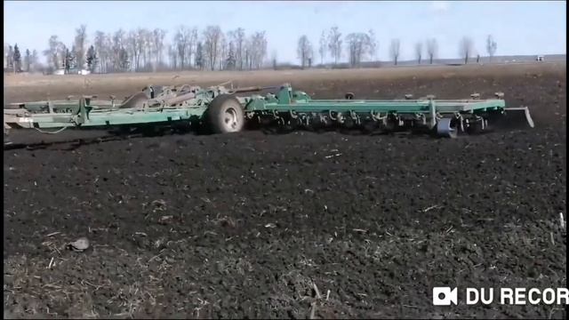 Да мы трактористы, простые трактористы.