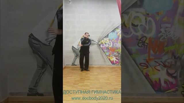 Упражнения с тренировочными нунчаку в студии (20)