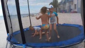 Детки прыгают на батуте...