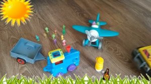 Синий Трактор Гоша отвозит жителей леса покататься на самолете суперкрылья. Ребята чинят самолет.