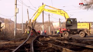Утро без "тройки". Саратовцы по привычке ждут трамвая, рельсы демонтируют
