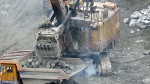 Карьерный самосвал БЕЛАЗ-7548 42 т. погрузка в карьере ЭКГ-5А