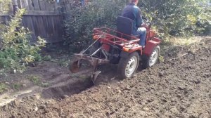 Самодельный минитрактор Ижик 2 (Работа с плугом)