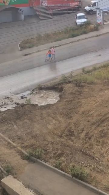 Саратовцы предложили напоить пол-Африки льющейся по улицам водой смотреть онлайн