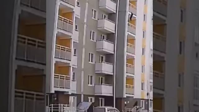«Остался без присмотра». Ребенка, повисшего на балконе, успели спасти в последнюю секунду в Ангарске