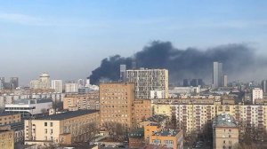 Крупный пожар возник у метро "Дмитровская" в Москве