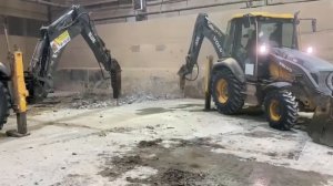 Совместная работа двух гидромолотов на базе экскаватор-погрузчика.