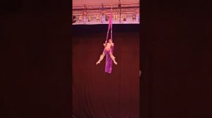 Народный цирк романтики Кобелева Милана номер на воздушных полотнах Папуаска