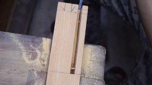 Столярные соединения: вырезка угла для соединения обвязки и ножки в зажим