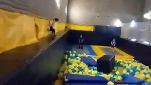 Нестор и Лена прыгают в бассейн с кубиками.
