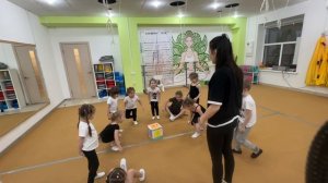 Игра с детьми на занятиях хореографией и детским фитнесом.