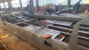 Опытные и квалифицированные специалисты на производстве полуприцепа автовоза выполняют спецзаказ
