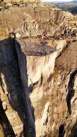 На краю мира – величественная скала Pulpit Rock в Норвегии. Высота 604 метра над Люсьефьордом дел...