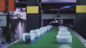 Термопластавтомат Chen Hsong SM200TSV производит одноразовые пластиковые контейнеры с IML