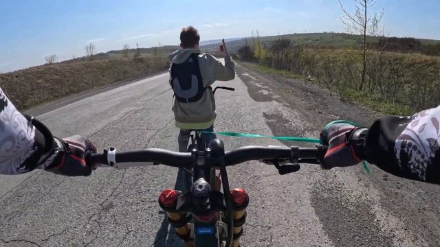Позвали друга прокатиться по горе. Велопокатушка друзей. Часть Пятая. Спуск без тормозов на ВМХ. смотреть онлайн