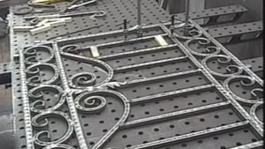 Козырёк, ограждение и перила крыльца