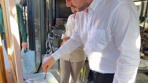 Художник Апиш Алексей рисует уникальную картину с молодоженами прям на свадебной регистрации!