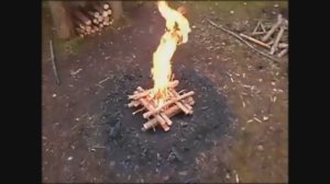 ВЫЖИВАНИЕ В ЛЕСУ ГОТОВЛЮ ЯИЧНИЦУ С ЖАРЕНЫМИ СОСИСКАМИ НА КОСТРЕ