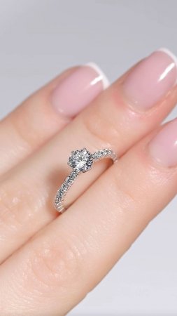 Женское кольцо из белого золота с бриллиантом 0,7ct и бриллиантовой дорожкой