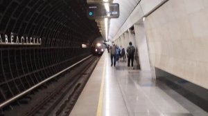 поезд "Еж 3, 81-710" прибывает на станцию "Савеловская"