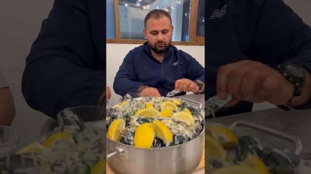 Как правильно есть мидии | Володя Сариев смотреть онлайн